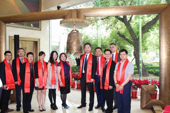 聯(lián)誠(chéng)發(fā)董事長(zhǎng)黃青鋒和創(chuàng)始人龍平芳攜一干人等合影