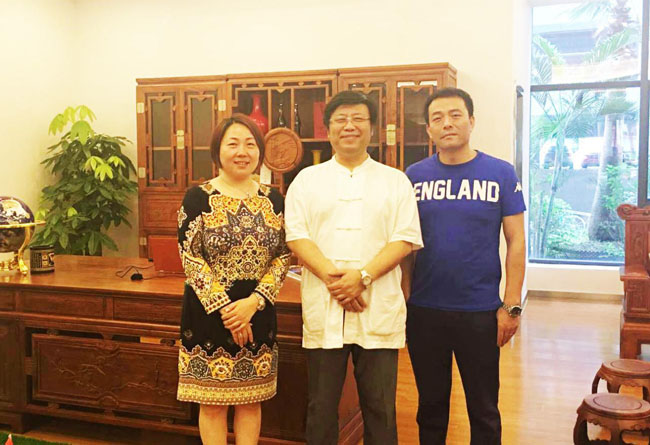  孔子后裔孔維克先生和聯(lián)誠發(fā)創(chuàng)始人龍平芳、總經(jīng)理劉軍合影