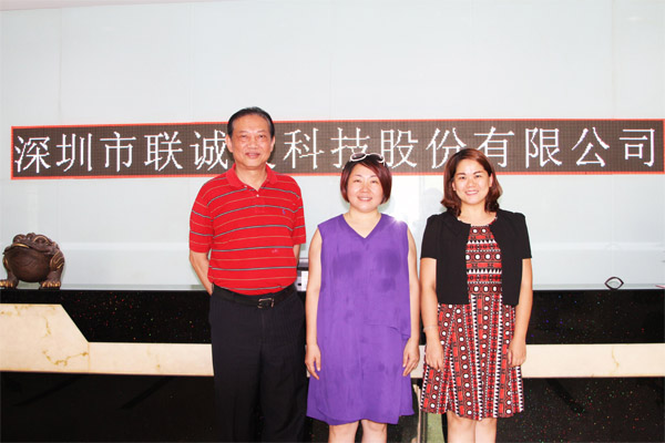 深圳市照明與顯示工程行業(yè)協(xié)會(huì)施偉力會(huì)長(zhǎng)、龍冬梅副秘書(shū)長(zhǎng)和龍平芳女士在聯(lián)誠(chéng)發(fā)合影