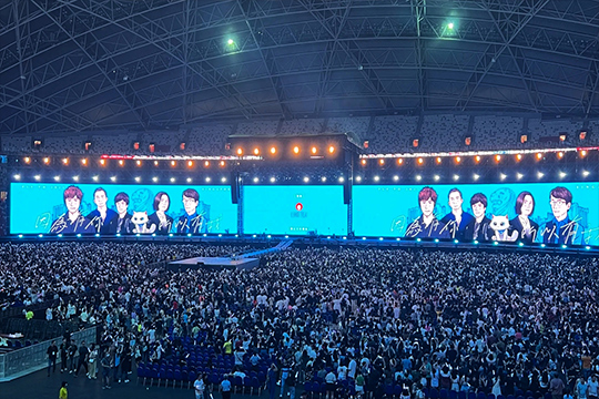 1400㎡，聯(lián)誠發(fā)龍騰LED透明屏點燃五月天新加坡演唱會！
