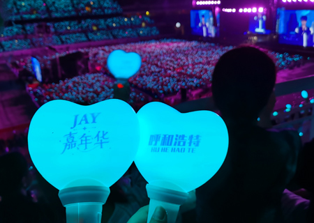 聯(lián)誠發(fā)透明LED屏和熒光棒點(diǎn)燃周杰倫呼和浩特演唱會(huì)（第三場(chǎng)）